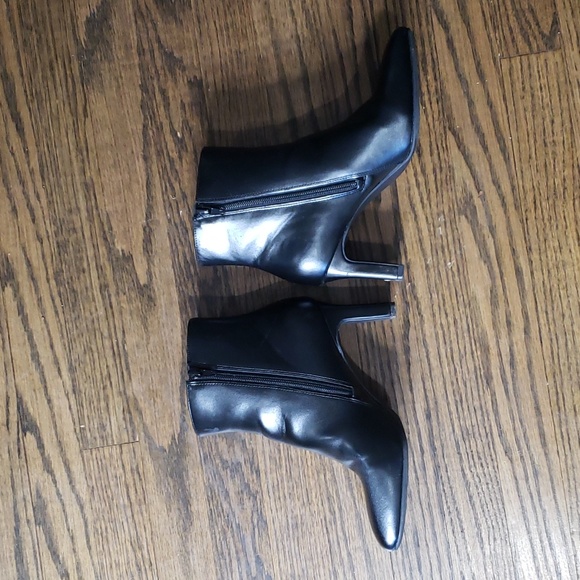 Kelly & Katie Black Heeled Zip Booties - Picture 4 of 9